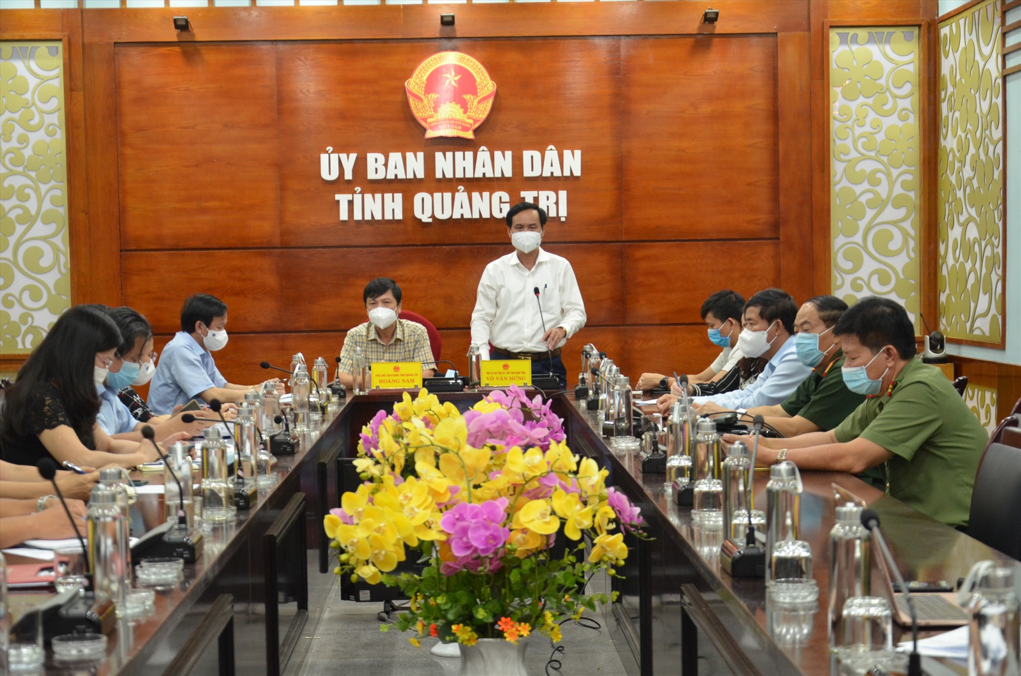 Chủ tịch UBND tỉnh Võ Văn Hưng phát biểu chỉ đạo tại cuộc họp - Ảnh: L.M