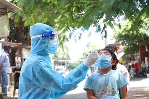 Lấy mẫu xét nghiệm cho các trường hợp nguy cơ cao liên quan đến chùm ca bệnh tại phường Thành Nhất, thành phố Buôn Ma Thuột. (Ảnh: Tuấn Anh/TTXVN)