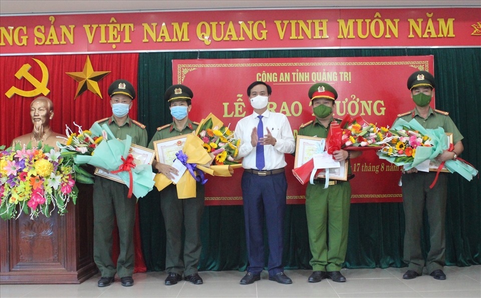 Ông Võ Văn Hưng - Chủ tịch UBND tỉnh Quảng Trị trao bằng khen và tiền thưởng cho các đơn vị. Ảnh: KS.
