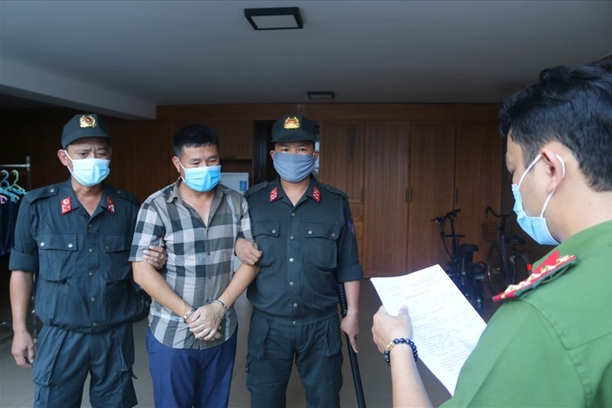 Cơ quan An ninh điều tra Công an tỉnh Quảng Trị thi hành lệnh khám xét nơi ở và nơi làm việc của Tạ Việt Hùng. Ảnh: CA cung cấp.