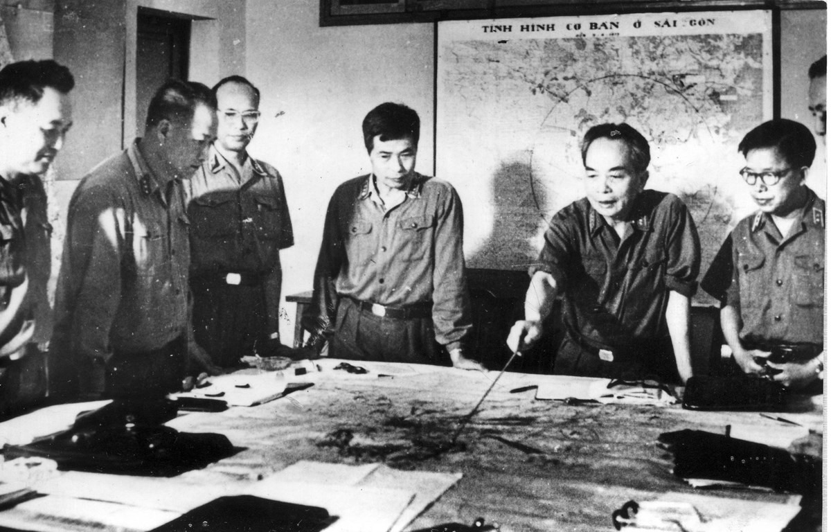 Tại Tổng Hành dinh, Đại tướng Võ Nguyên Giáp cùng các đồng chí trong Quân ủy Trung ương theo dõi, nắm bắt từng bước diễn biến rất nhanh của các mặt trận. (Ảnh trong triển lãm)