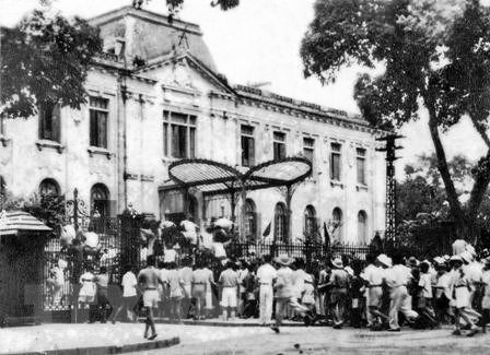 Ngày 19/8/1945, sau cuộc míttinh tại Quảng trường Nhà hát Lớn, quần chúng nhân dân Thủ đô đã đánh chiếm Bắc Bộ phủ, cơ quan đầu não của chính quyền tay sai Pháp ở Bắc Bộ. (Ảnh: Tư liệu TTXVN)