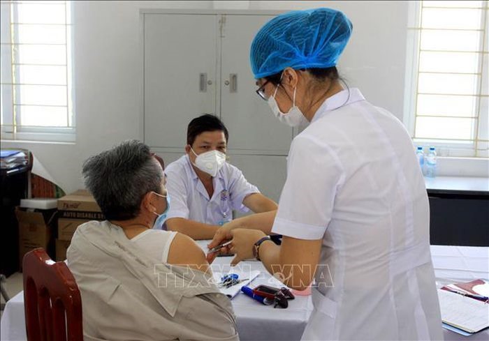 Tiêm thử nghiệm giai đoạn 2 vaccine Covivac cho các tình nguyện viên tại huyện Vũ Thư, tỉnh Thái Bình. Ảnh: Thế Duyệt /TTXVN