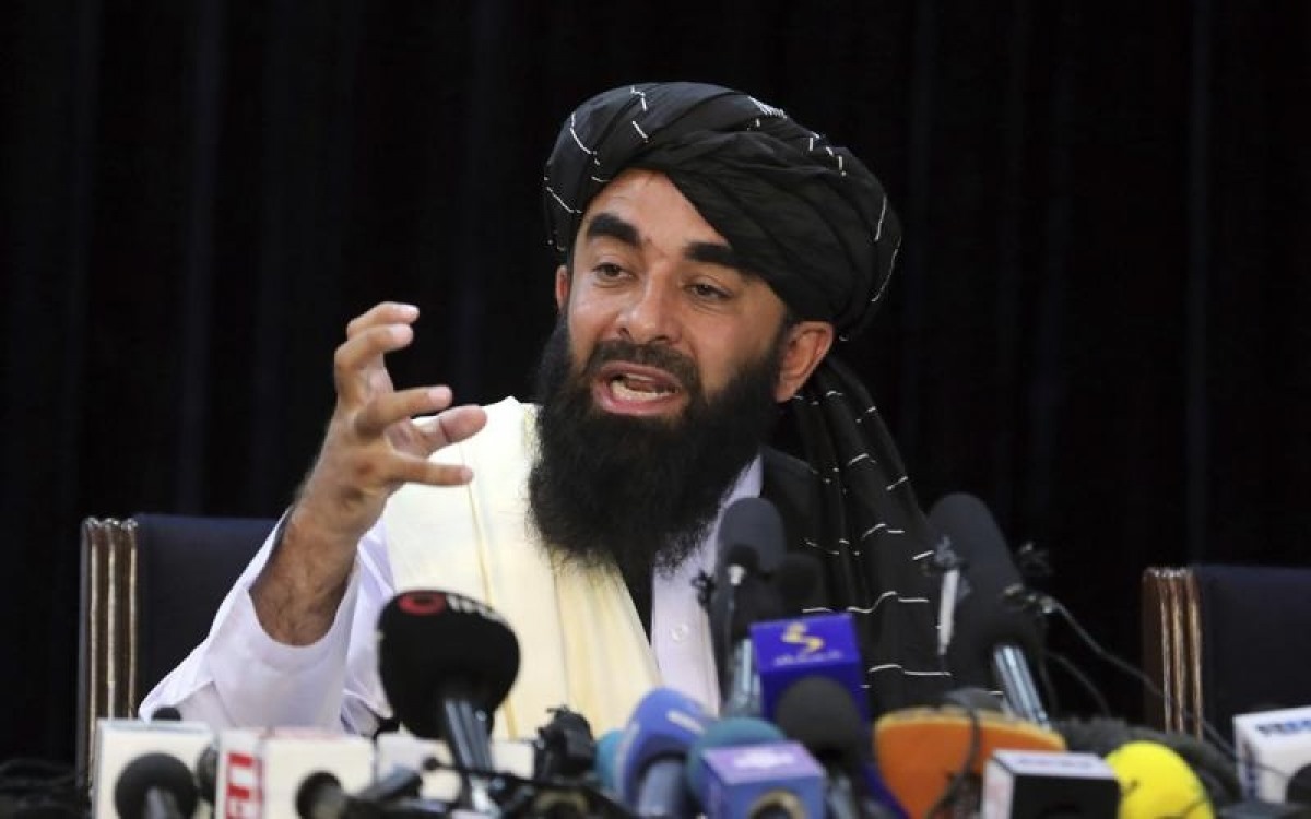 Phát ngôn viên Mujahid của Taliban tại cuộc họp báo của Taliban vào hôm 17/8/2021. Ảnh: AP.
