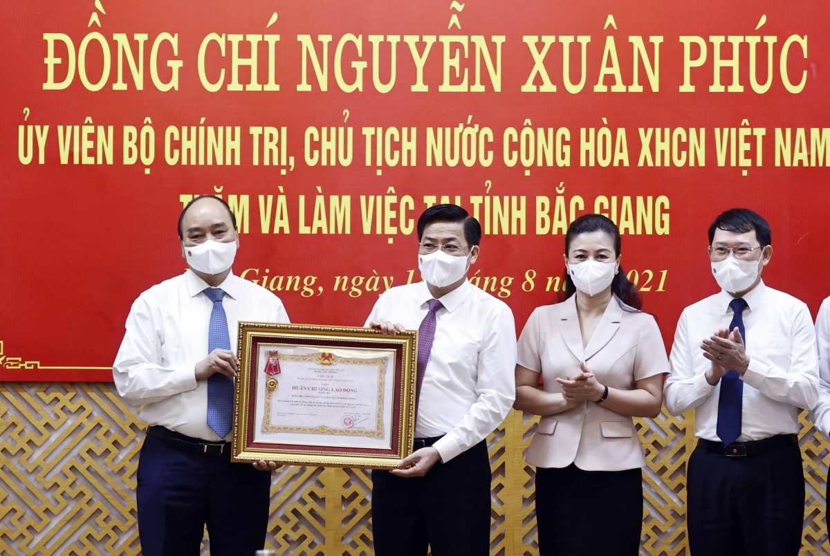 Chủ tịch nước trao Huân chương Lao động hạng Ba cho Bắc Giang vì thành tích chống dịch.