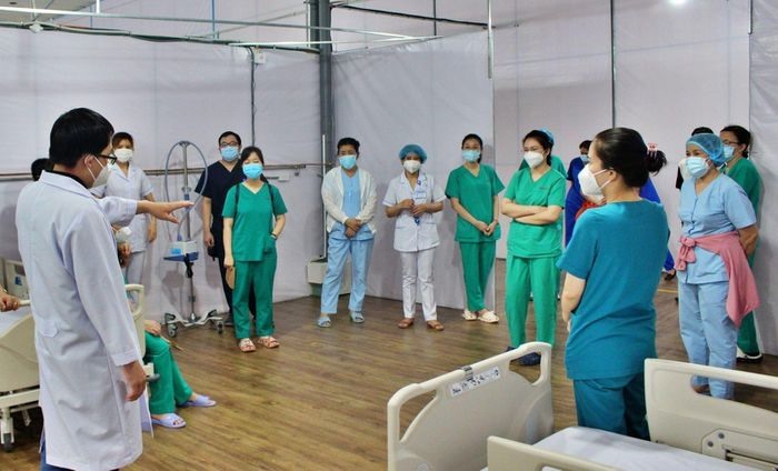 Những cán bộ, nhân viên của bệnh viện phân công nhiệm vụ ngay khi bệnh viện được khánh thành.