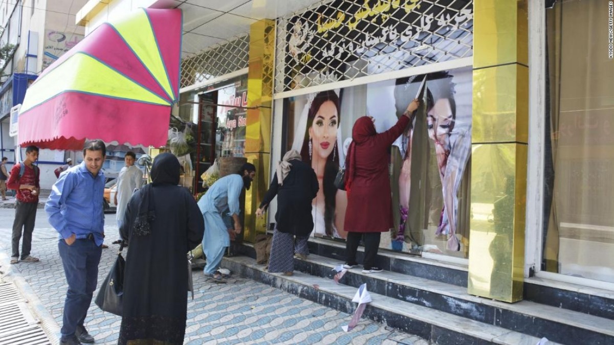 Pano quảng cáo có hình ảnh phụ nữ trên đường phố Kabul bị bóc gỡ. Ảnh: Getty.