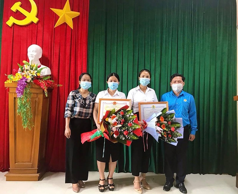 Chị Hà (thứ 2, từ trái sang) nhận bằng khen gia đình CNVC, LĐ tiêu biểu giai đoạn 2016 - 2020 của Chủ tịch UBND tỉnh -Ảnh: T.D