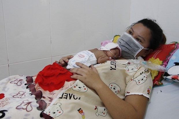 Sản phụ thực hành chăm sóc ủ ấm cho trẻ sơ sinh theo phương pháp kangaroo tại Bệnh viện Sản Nhi. (Ảnh minh họa: Kim Há/TTXVN)