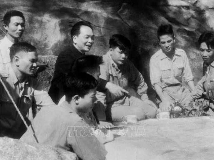 Bộ Chỉ huy chiến dịch Điện Biên Phủ năm 1954 bàn kế hoạch tác chiến dưới sự chỉ đạo của Đại tướng, Tổng Tư lệnh Võ Nguyên Giáp. Ảnh tư liệu: Triệu Đại/TTXVN