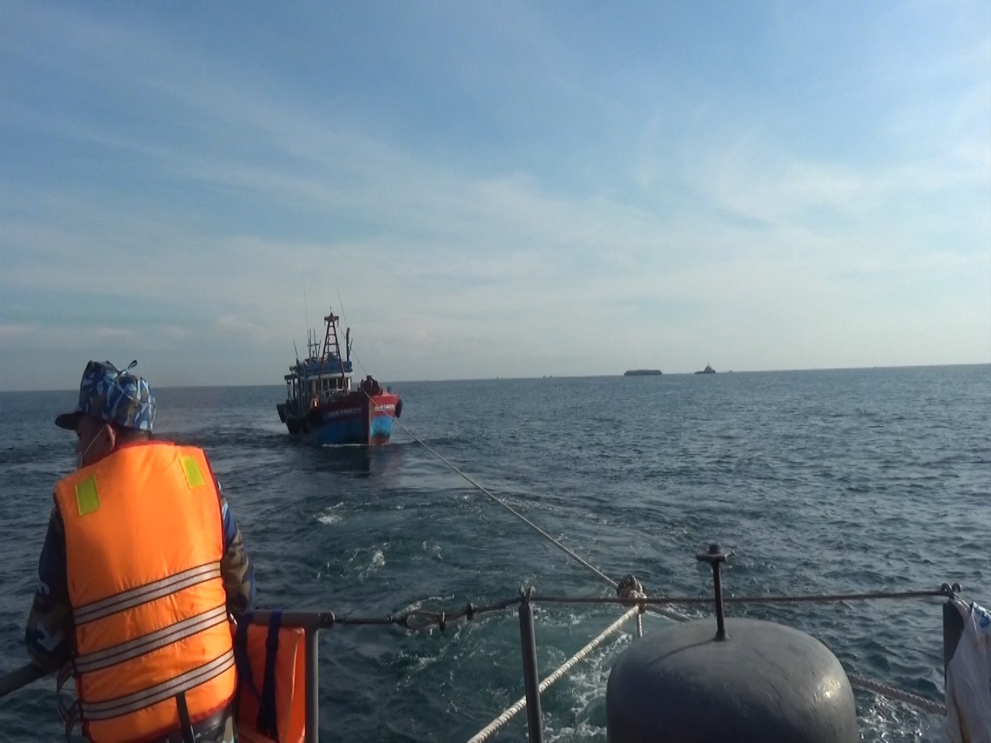 Bộ đội biên phòng dùng tàu kéo phương tiện vi phạm vào cảng Cửa Việt để xử lý  - Ảnh: M.H