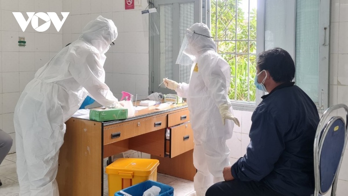Lực lượng chức năng đang truy vết, lấy mẫu xét nghiệm các trường hợp liên quan đến chùm ca nhiễm 4 người tại phường Lộc Sơn, TP Bảo Lộc.