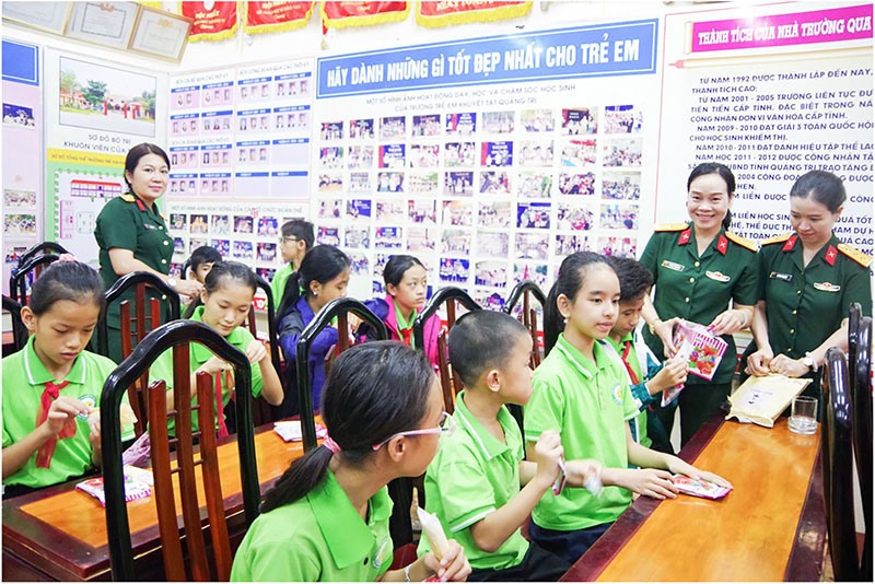 Hội Phụ nữ Bộ Chỉ huy Quân sự tỉnh Quảng Trị tặng quà cho trẻ tại Trường Trẻ em khuyết tật tỉnh - Ảnh: CTV