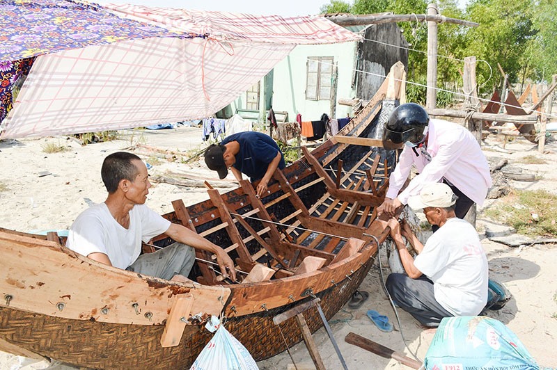 Thợ của cơ sở đóng thuyền ở thôn Đông Tân An, xã Hải An, huyện Hải Lăng đang hoàn thiện một chiếc thuyền cho ngư dân - Ảnh: ĐV