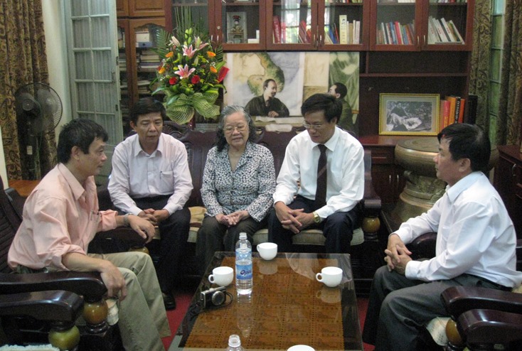 Các đồng chí lãnh đạo tỉnh thăm, nói chuyện với gia đình Đại tướng Võ Nguyên Giáp năm 2010.