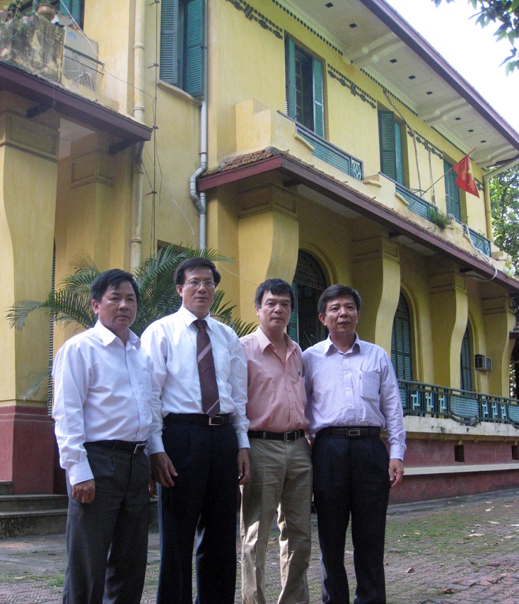 Các đồng chí lãnh đạo tỉnh chụp ảnh lưu niệm tại nhà số 30 phố Hoàng Diệu, Hà Nội.