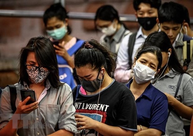 Người dân đeo khẩu trang phòng COVID-19 tại Bangkok, Thái Lan. (Ảnh: AFP/TTXVN)