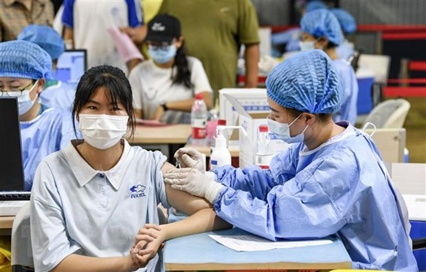 Nhân viên y tế tiêm vaccine phòng COVID-19 cho người dân tại thành phố Ngân Xuyên, thủ phủ Khu tự trị Hồi Ninh Hạ, Trung Quốc ngày 18/8/2021. (Ảnh: THX/TTXVN)