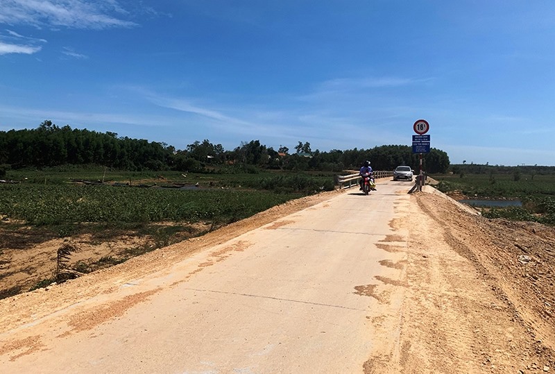Tuyến đường giao thông dài 4 km được xây dựng nối từ thôn Tân Xuân lên thôn Trấm, xã Triệu Thượng, huyện Triệu Phong mở ra cơ hội phát triển mới cho địa phương này - Ảnh: Đ.V