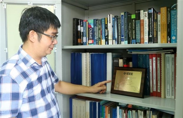 Giáo sư, Tiến sỹ Lê Anh Tuấn là thành viên chủ chốt Hiệp hội Kỹ sư Điện và Điện tử (IEEE) thế giới. (Ảnh: Minh Thu/TTXVN)