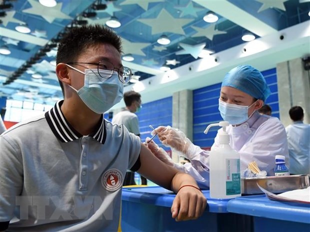 Nhân viên y tế tiêm vaccine phòng COVID-19 cho học sinh tại Trịnh Châu, tỉnh Hà Nam, Trung Quốc. (Ảnh: THX/TTXVN)