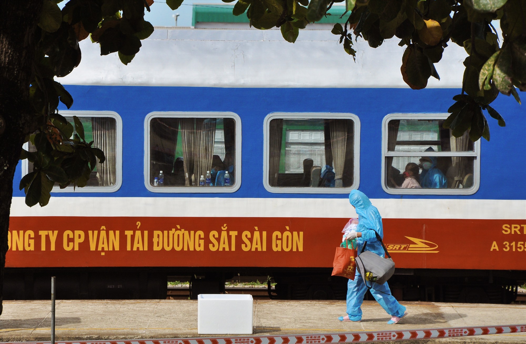 Trên chuyến tàu SE74 đưa người dân Quảng Trị trở về quê hương có khá nhiều em nhỏ - Ảnh: Q.Đ