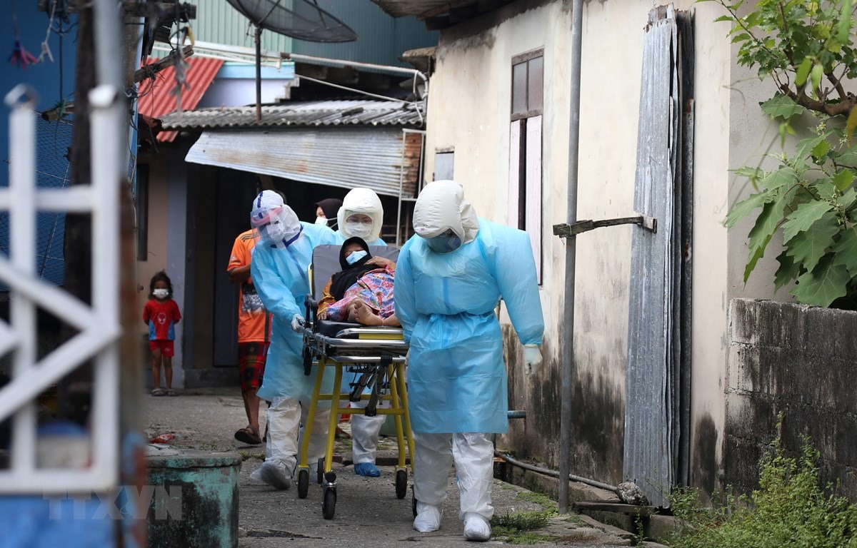 Chuyển bệnh nhân COVID-19 tới bệnh viện tại Pattani, Thái Lan. (Ảnh: AFP/TTXVN)