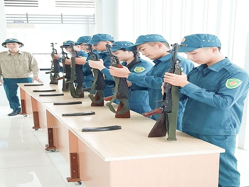 Cán bộ, chiến sĩ dân quân thị trấn Lao Bảo làm tốt nhiệm vụ huấn luyện, sẵn sàng chiến đấu - Ảnh: K.Q