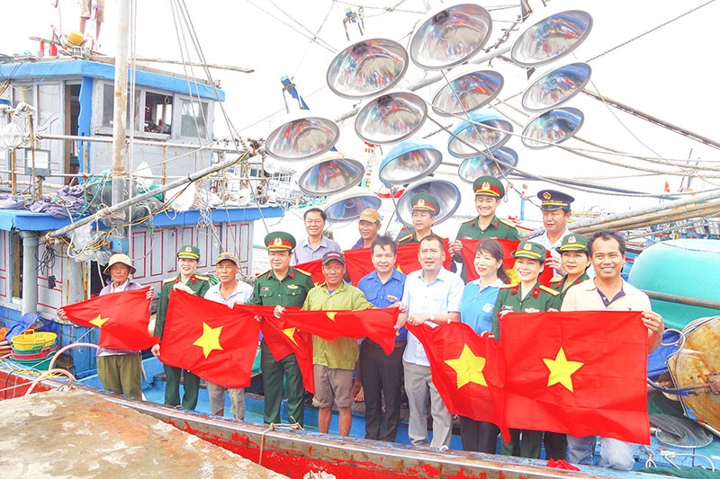Bộ Chỉ huy Quân sự tỉnh tặng cờ Tổ quốc cho ngư dân bám biển