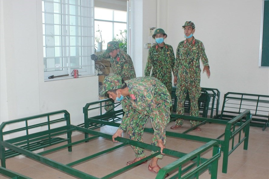 Các cán bộ, chiến sĩ khẩn trương lắp đặt các giường cho bệnh nhân COVID-19. Ảnh: Q. Đạo.