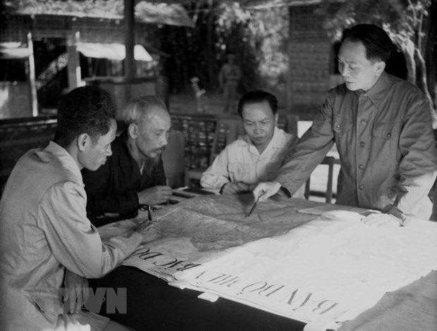 Chủ tịch Hồ Chí Minh, Đại tướng Võ Nguyên Giáp và các đồng chí lãnh đạo Đảng, Nhà nước bàn kế hoạch mở chiến dịch Điện Biên Phủ (năm 1954). (Ảnh: Tư liệu TTXVN)