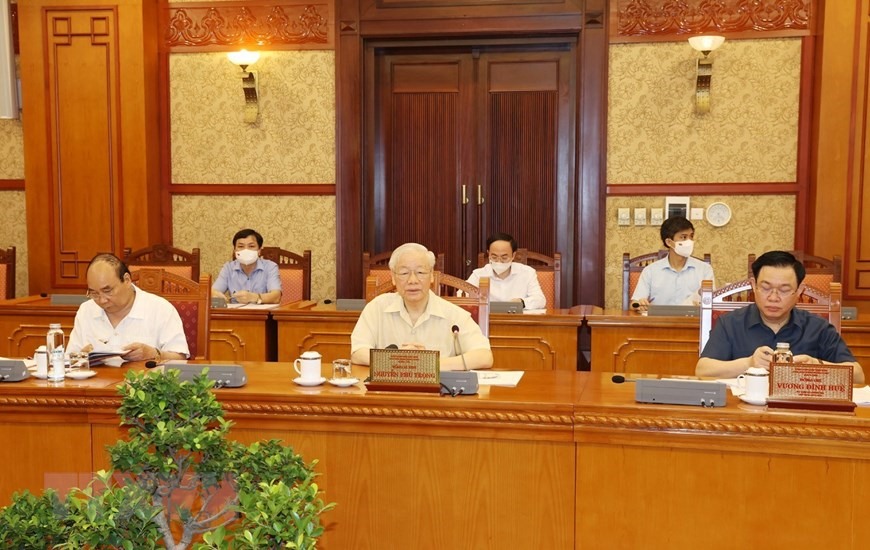 Tổng Bí thư Nguyễn Phú Trọng và các đồng chí lãnh đạo chủ chốt nghe báo cáo về tình hình dịch bệnh và công tác phòng, chống dịch COVID-19. (Ảnh: Trí Dũng/TTXVN)