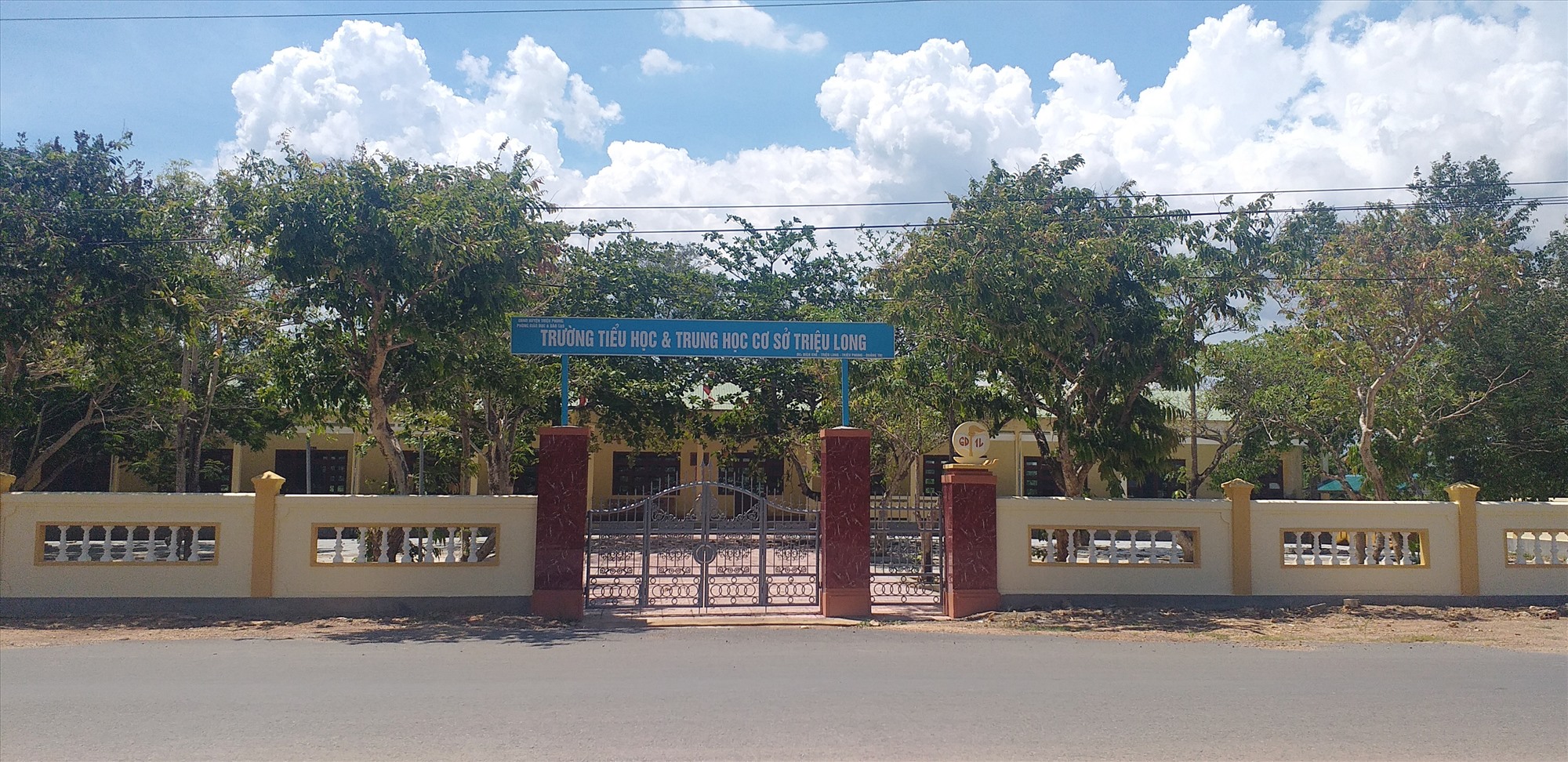 Hệ thống tường rào và sân của Trường Tiểu học và THCS Triệu Long được đầu tư xây mới - Ảnh: L.C.T