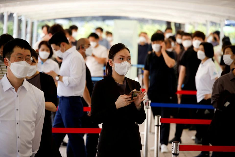 Người dân xếp hàng để được xét nghiệm COVID ở Seoul, Hàn Quốc. Ảnh: Reuters