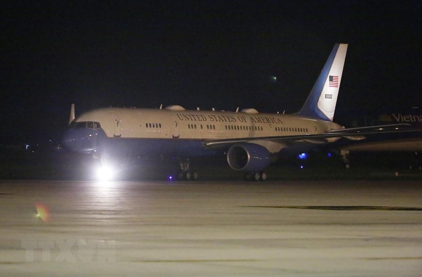 Chuyên cơ chở Phó Tổng thống Hoa Kỳ Kamala Harris đáp xuống Sân bay Quốc tế Nội Bài, Hà Nội. (Ảnh: Lâm Khánh/ TTXVN)