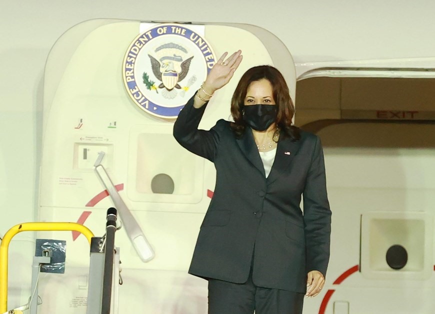Tối 24/8/2021, Phó Tổng thống Hợp chúng quốc Hoa Kỳ Kamala Harris đã tới Hà Nội, bắt đầu chuyến thăm Việt Nam từ ngày 24-26/8/2021, theo lời mời của Phó Chủ tịch nước Võ Thị Ánh Xuân. (Ảnh: Lâm Khánh/TTXVN)