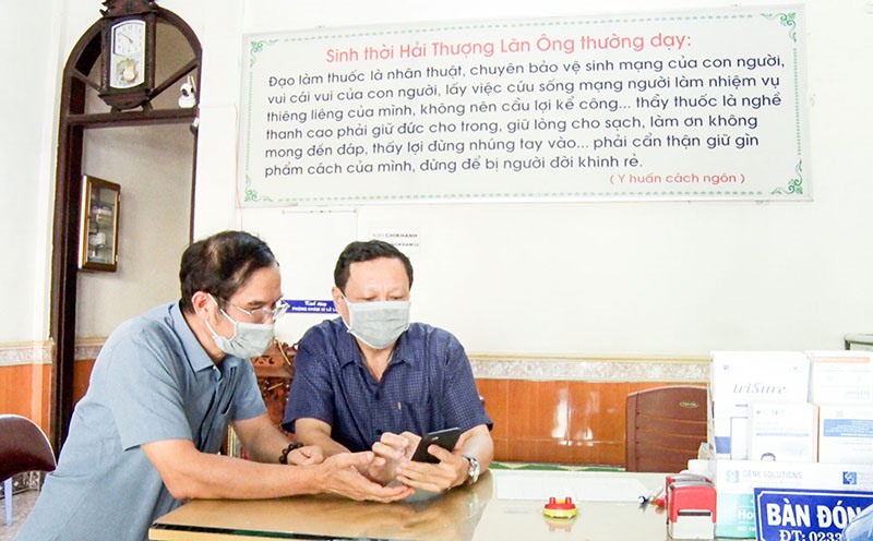 Bác sĩ CK I Hoàng Phước Quang và bác sĩ, Đại tá Nguyễn Chí Khanh luôn sẵn sàng có mặt khi Bệnh viện Đa khoa tỉnh Quảng Trị có yêu cầu hỗ trợ - Ảnh: L.T