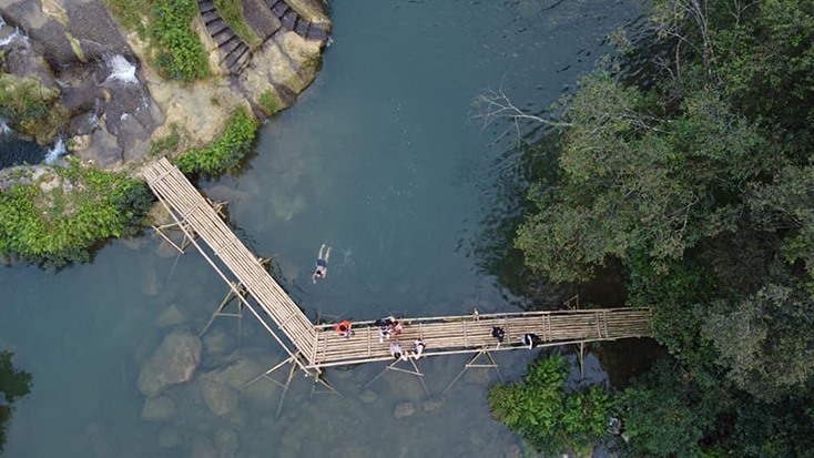 Cầu tre đi bộ trên suối tại thác Mơ đã được đầu tư xây dựng, nhưng, một số hạng mục nằm trong dự án vẫn còn dỡ dang do thiếu vốn.