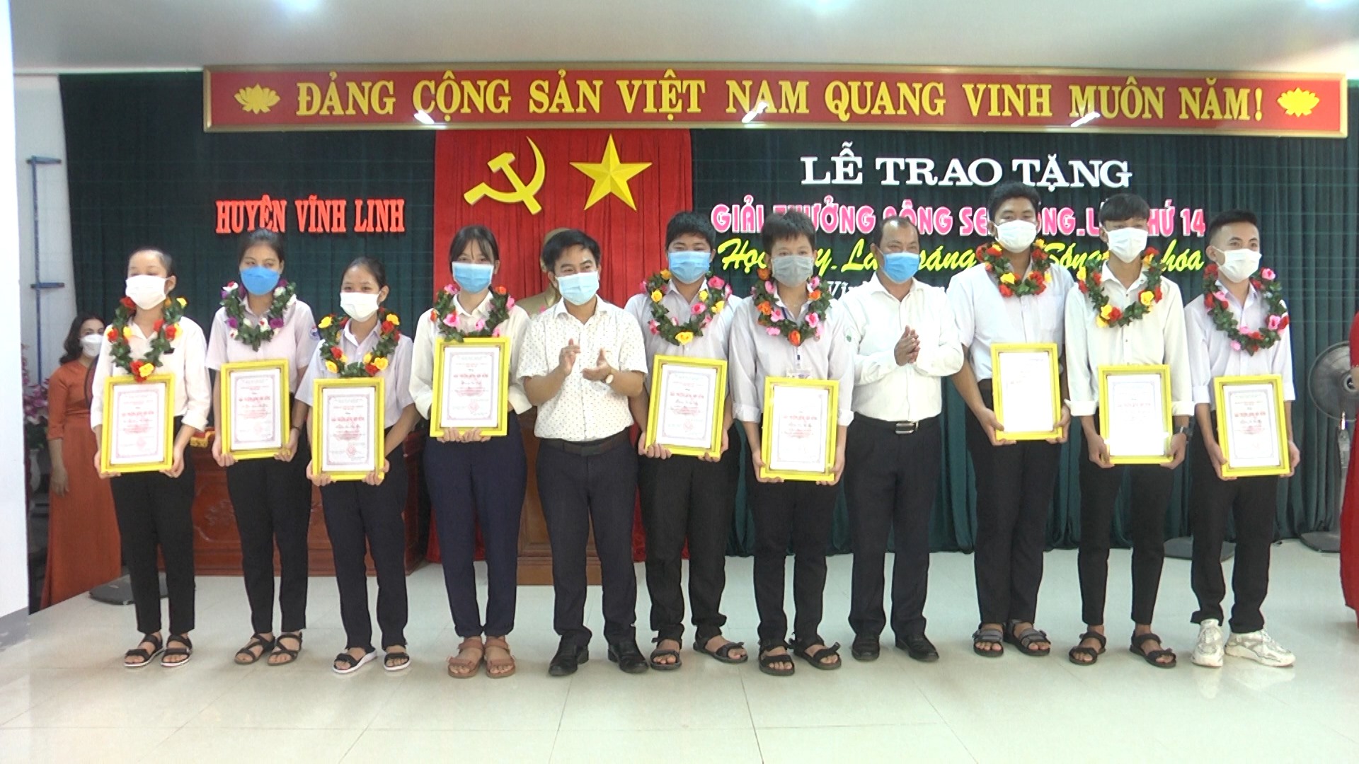 Huyện Vĩnh Linh trao tặng giải thưởng “Bông Sen Hồng” cho 42 cá nhân xuất sắc