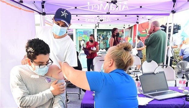 Tiêm vaccine ngừa COVID-19 cho người dân tại Los Angeles, California (Mỹ). (Ảnh: AFP/TTXVN)