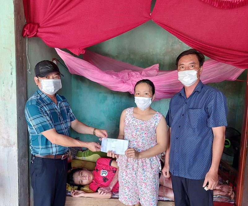 Lãnh đạo Tòa án nhân dân huyện Triệu Phong trao quà cho gia đình cháu Yến Nhi- Ảnh: NV