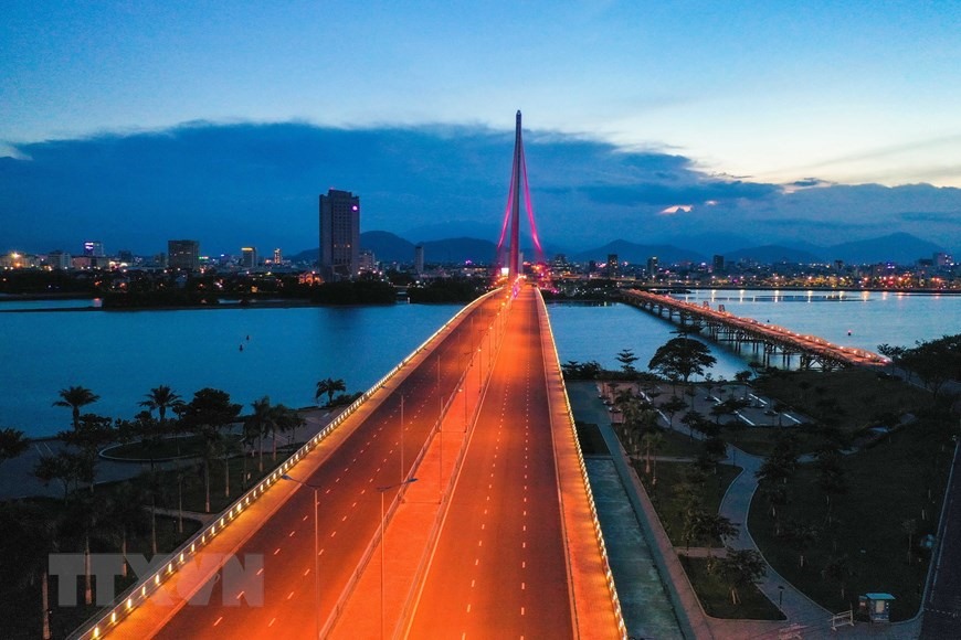 Cầu Trần Thị Lý và cầu Nguyễn Văn Trỗi (bên phải) vẫn rực rỡ, đẹp lạ giữa những ngày 'ai ở đâu thì ở đó.' (Ảnh: Trần Lê Lâm/TTXVN)