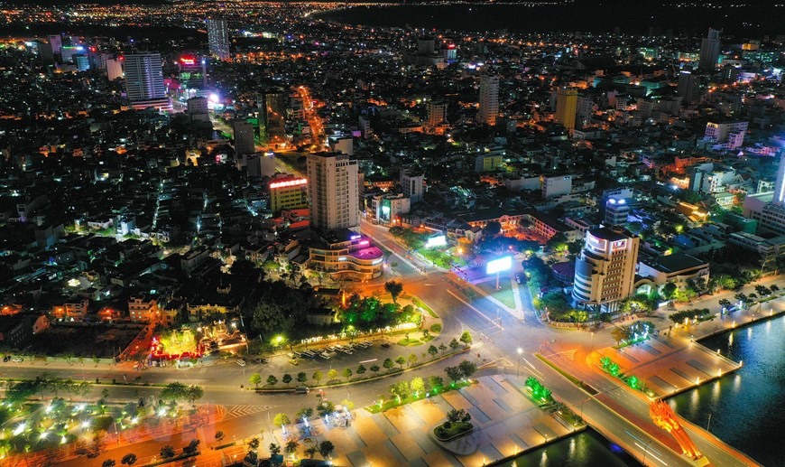 Khu vực trung tâm thành phố Đà Nẵng vẫn rực rỡ ánh đèn toát lên một sức sống mạnh mẽ giữa những ngày 'ai ở đâu thì ở đó' để phòng dịch. (Ảnh: Trần Lê Lâm/TTXVN)
