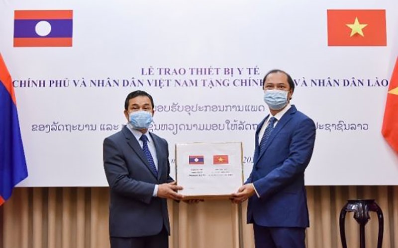 Việt Nam tặng thiết bị y tế hỗ trợ Lào phòng, chống dịch.