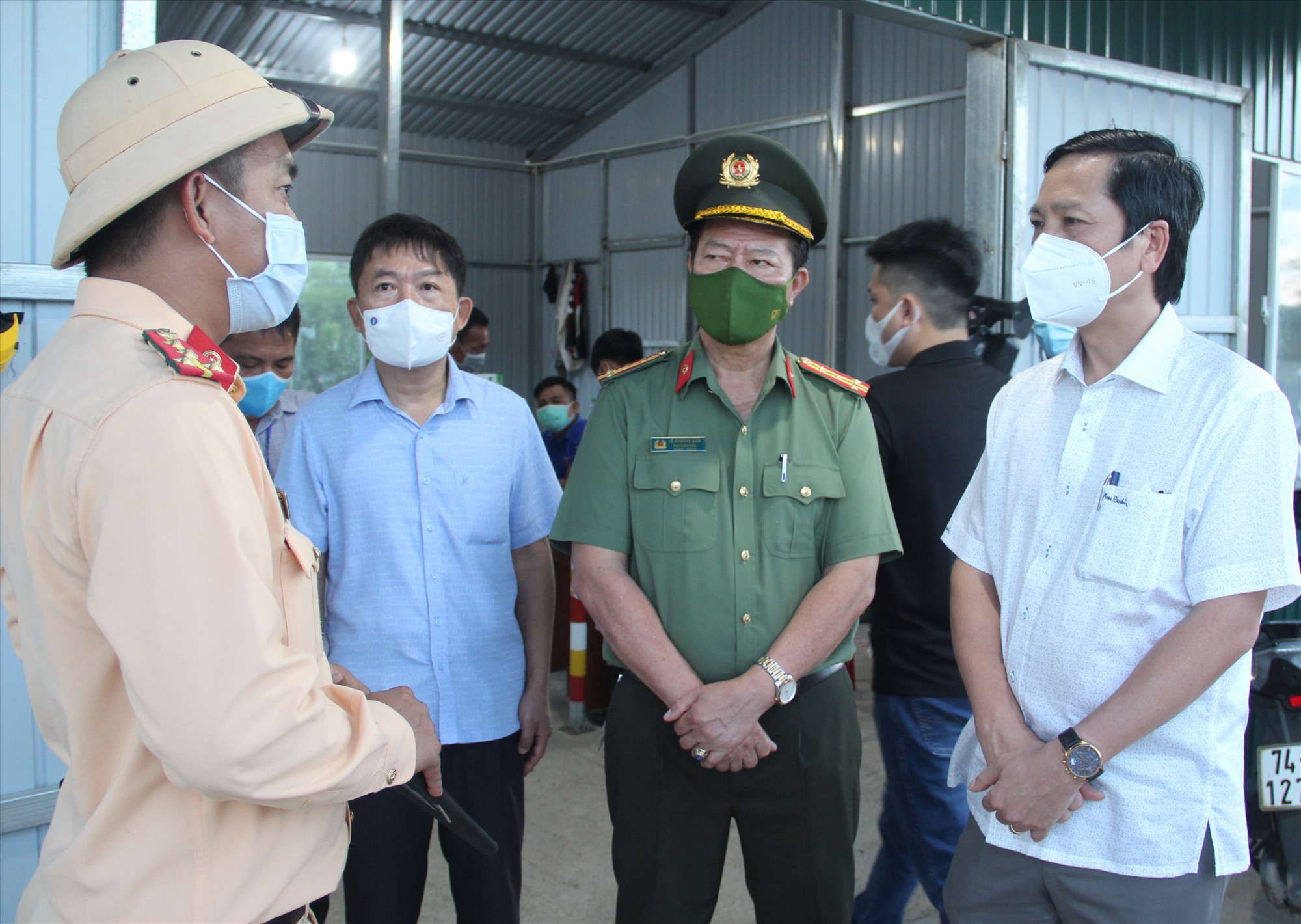 Phó Chủ tịch UBND tỉnh Hoàng Nam chỉ đạo công tác phòng, chống COVID-19 tại Tổ 2 thuộc chốt kiểm tra y tế Quốc lộ 1 giáp với tỉnh Quảng Bình - Ảnh: M.Đ