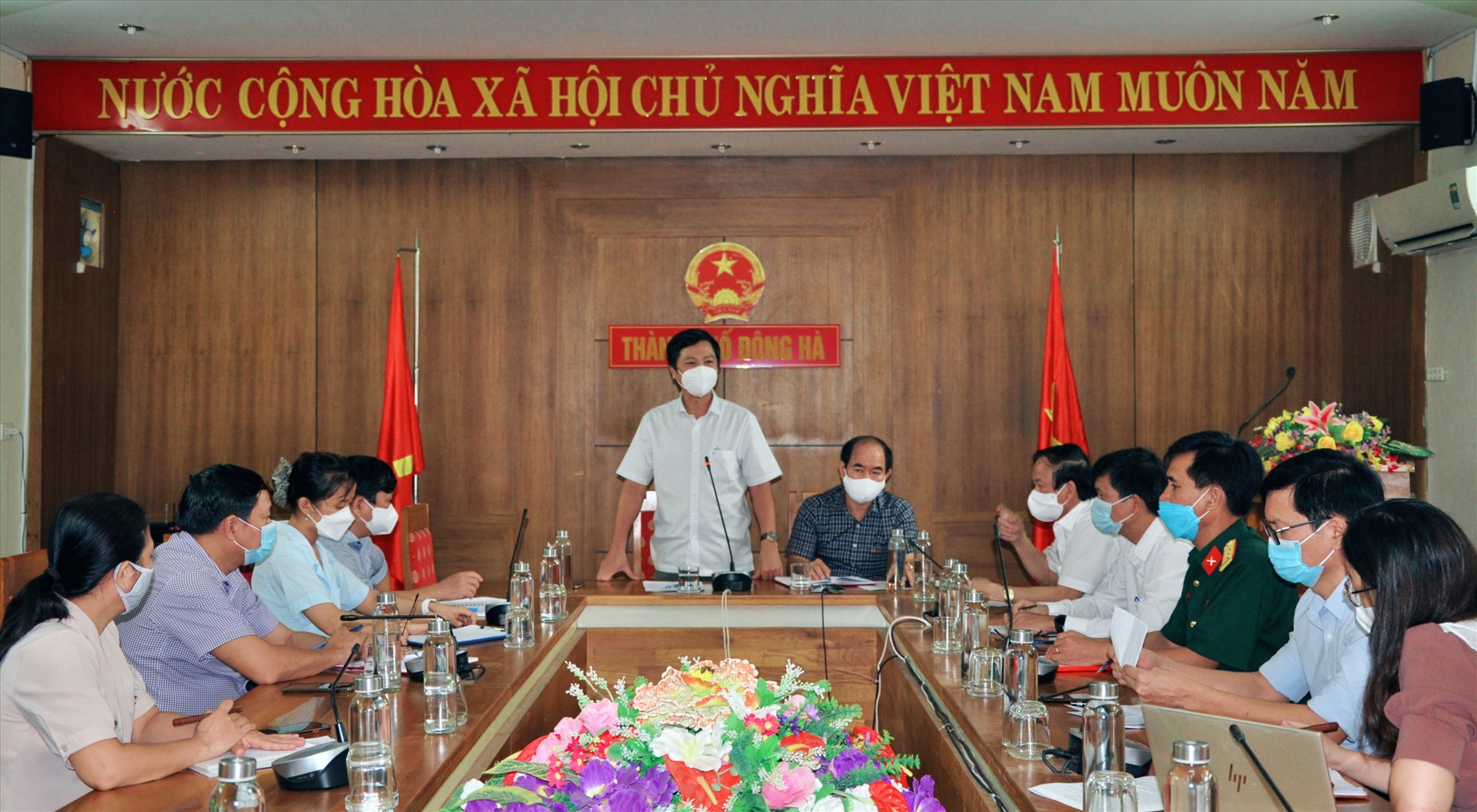 Phó Chủ tịch UBND tỉnh Hoàng Nam phát biểu tại cuộc họp khẩn - Ảnh: Q.H