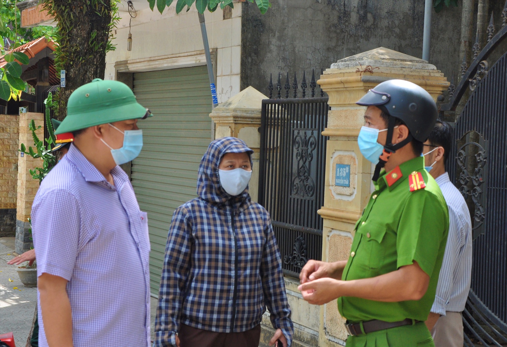 Lãnh đạo UBND thành phố Đông Hà kiểm tra việc triển khai công tác phòng, chống COVID-19 tại khu vực đường Nguyễn Trãi, thành phố Đông Hà - Ảnh: Q.H