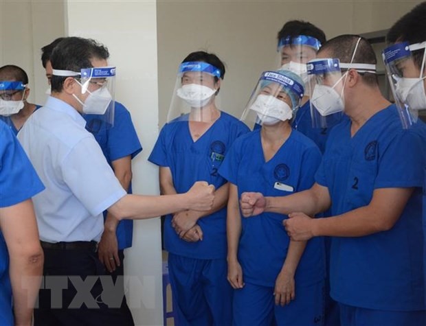 Bí thư Thành ủy Đà Nẵng thăm hỏi, động viên nhân viên y tế tại Bệnh viện dã chiến Ký túc xá phía Tây. (Ảnh: Văn Dũng/TTXVN)