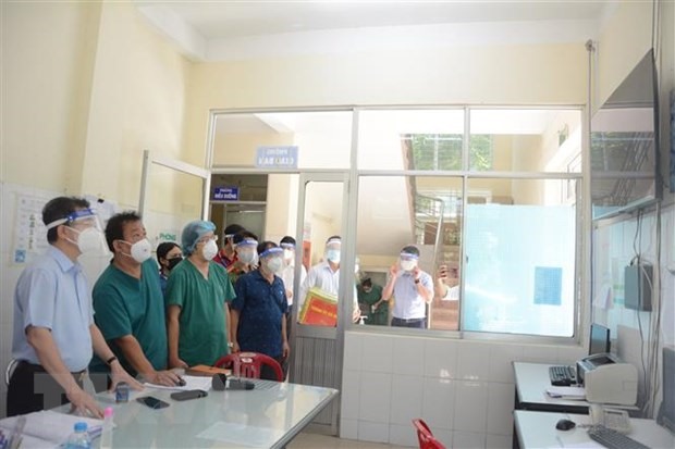 Bí thư Thành ủy Đà Nẵng kiểm tra công tác điều trị bệnh nhân tại Bệnh viện Phổi Đà Nẵng. (Ảnh: Văn Dũng/TTXVN)