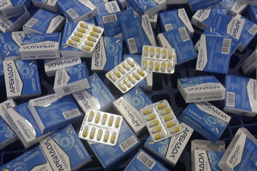 Hàng trăm hộp thuốc điều trị COVID-19 nhập khẩu trái phép bị thu giữ. Ảnh Hải quan cung cấp.